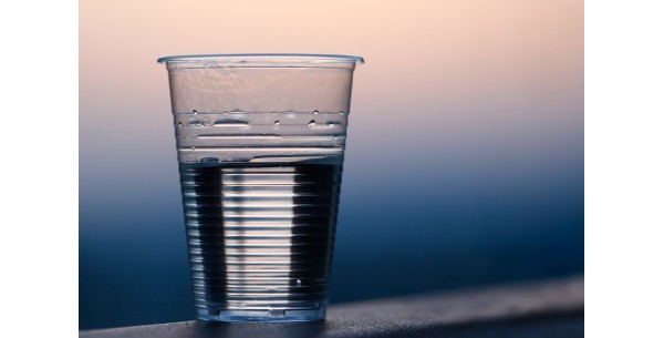 Het plastic koffiebekertje is ineens goed voor het milieu